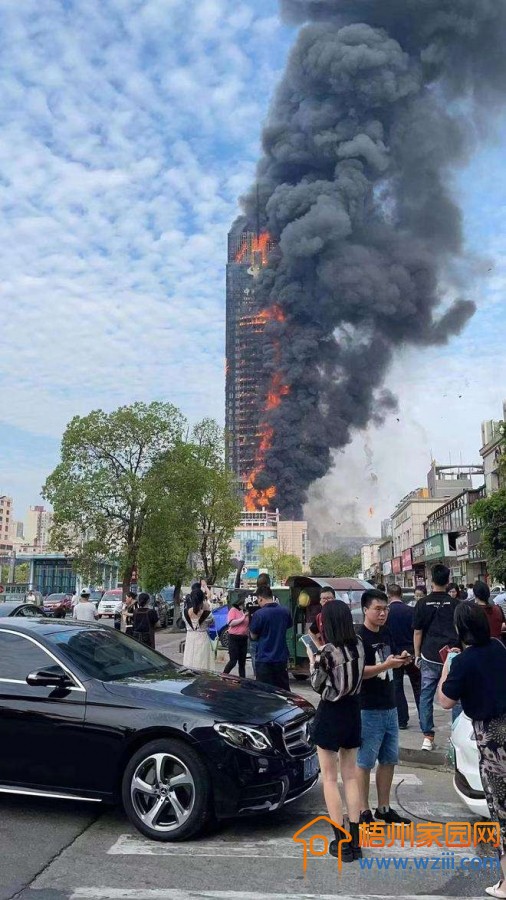 长沙中国电信大楼起火！数十层燃烧剧烈！现场浓烟滚滚